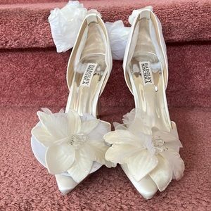 Mischka Badgley Satin White Flower Pump
